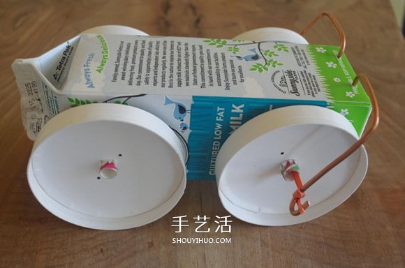 酸奶盒廢物利用制作橡皮筋動(dòng)力回力車(chē)的方法 -  rpnrmr.com