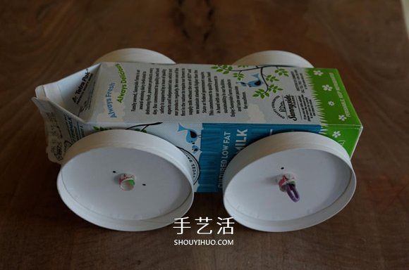 酸奶盒廢物利用制作橡皮筋動(dòng)力回力車(chē)的方法 -  rpnrmr.com