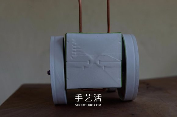 酸奶盒廢物利用制作橡皮筋動(dòng)力回力車(chē)的方法 -  rpnrmr.com
