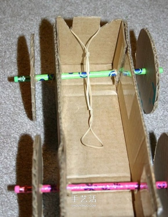 用紙板箱手工制作橡皮筋動(dòng)力車的方法 -  rpnrmr.com