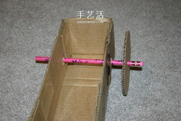 用紙板箱手工制作橡皮筋動(dòng)力車的方法 -  rpnrmr.com