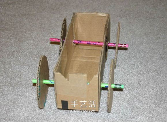用紙板箱手工制作橡皮筋動(dòng)力車的方法 -  rpnrmr.com