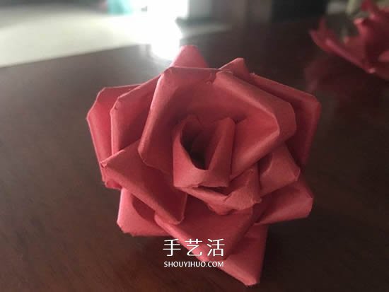 彩紙制作玫瑰花的簡單教程 -  rpnrmr.com