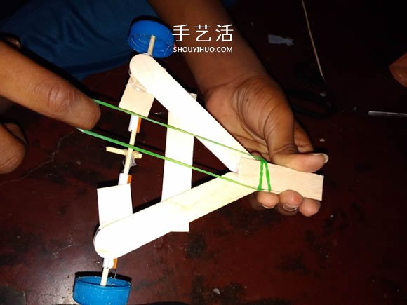 冰淇淋棒手工制作橡皮筋動力車的教程 -  rpnrmr.com