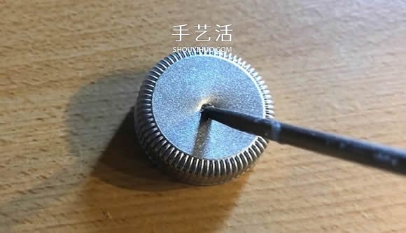 塑料瓶蓋手工制作圣誕球掛飾的教程 -  rpnrmr.com