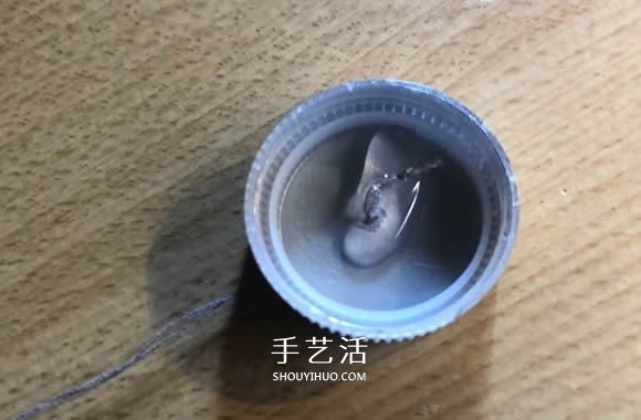 塑料瓶蓋手工制作圣誕球掛飾的教程 -  rpnrmr.com