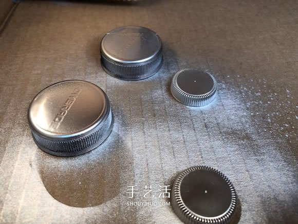 塑料瓶蓋手工制作圣誕球掛飾的教程 -  rpnrmr.com