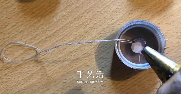 塑料瓶蓋手工制作圣誕球掛飾的教程 -  rpnrmr.com