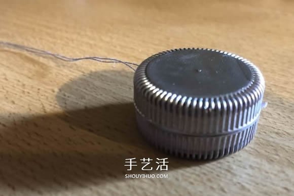 塑料瓶蓋手工制作圣誕球掛飾的教程 -  rpnrmr.com
