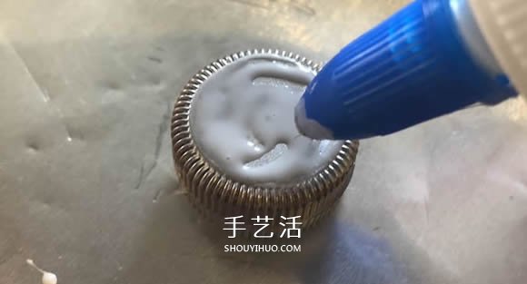 塑料瓶蓋手工制作圣誕球掛飾的教程 -  rpnrmr.com
