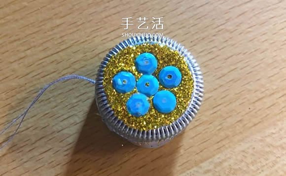 塑料瓶蓋手工制作圣誕球掛飾的教程 -  rpnrmr.com