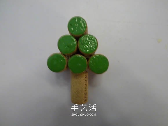 紅酒瓶塞手工制作圣誕樹的做法圖解 -  rpnrmr.com