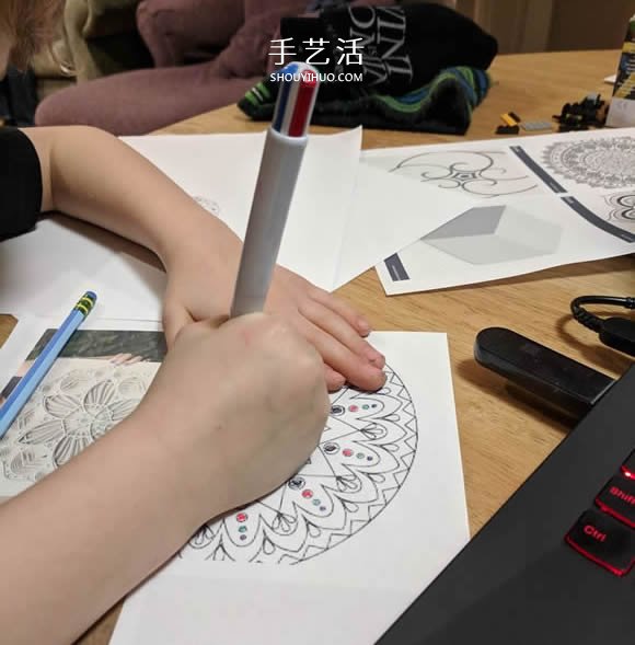 精美的曼荼羅墻 國(guó)外網(wǎng)友帶著兒子做了一個(gè)！ -  rpnrmr.com