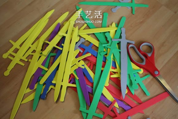 統(tǒng)治維斯特洛斯！用塑料椅給寶寶做鐵王座 -  rpnrmr.com