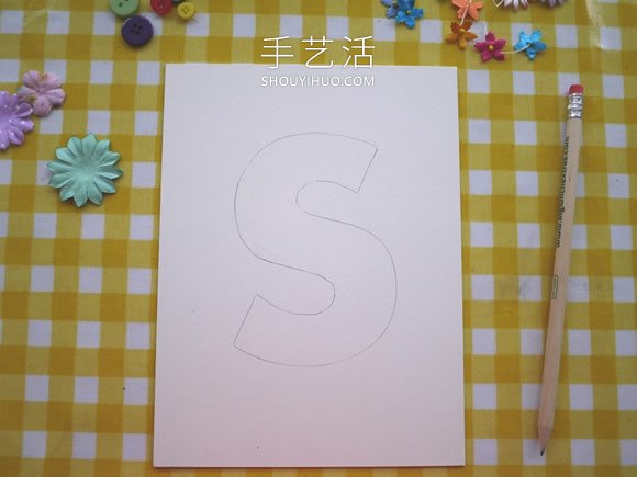 收集的小玩意拼貼 制作漂亮字母裝飾畫！ -  rpnrmr.com