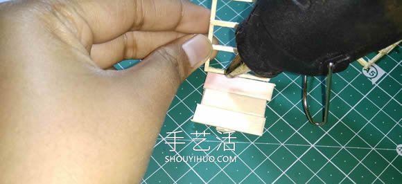 迷你才可愛(ài)！用雪糕棍和火柴棍制作桌椅視頻 -  rpnrmr.com