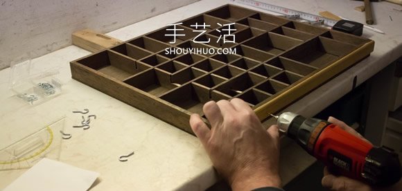 舊托盤巧改造！做成超實(shí)用又好看的首飾架 -  rpnrmr.com