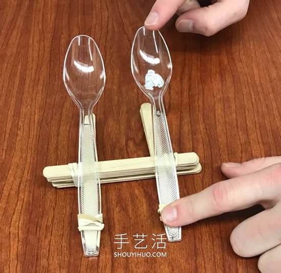 自制雙重彈射器玩具 僅需準(zhǔn)備冰棍棒和塑料勺 -  rpnrmr.com