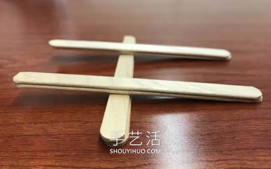 自制雙重彈射器玩具 僅需準(zhǔn)備冰棍棒和塑料勺 -  rpnrmr.com