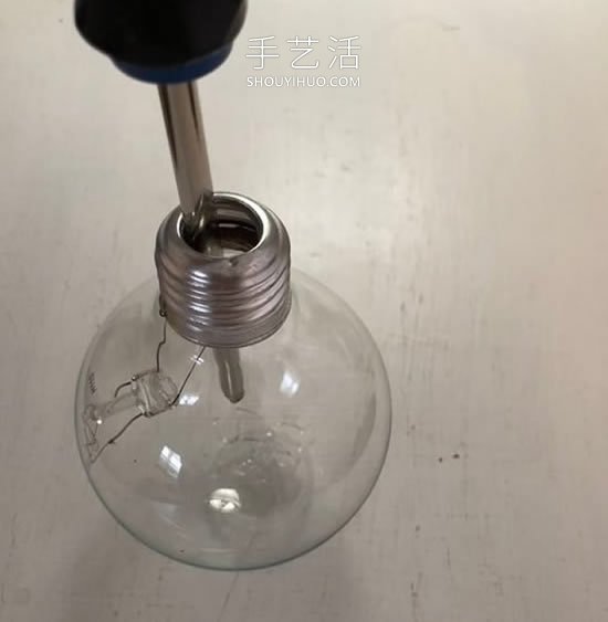 極簡風(fēng)格！用舊燈泡DIY優(yōu)雅花瓶的方法 -  rpnrmr.com