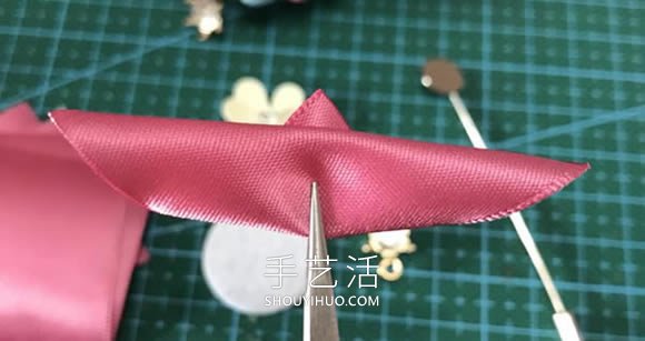 自制花朵形狀的胸針 會用緞帶做花瓣就不難！ -  rpnrmr.com