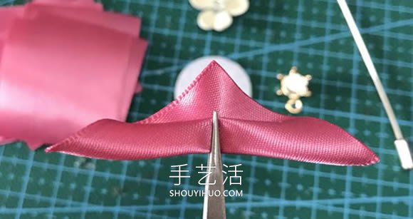 自制花朵形狀的胸針 會用緞帶做花瓣就不難！ -  rpnrmr.com