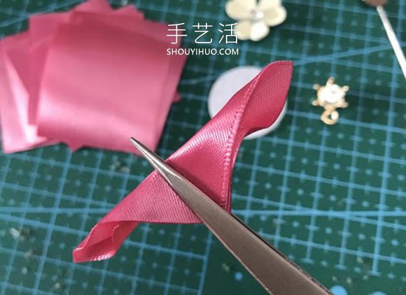 自制花朵形狀的胸針 會用緞帶做花瓣就不難！ -  rpnrmr.com
