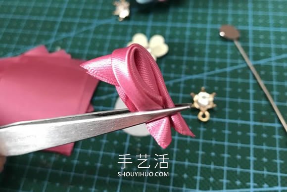 自制花朵形狀的胸針 會用緞帶做花瓣就不難！ -  rpnrmr.com