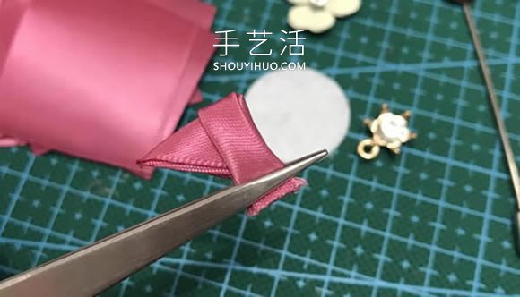 自制花朵形狀的胸針 會用緞帶做花瓣就不難！ -  rpnrmr.com