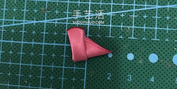 自制花朵形狀的胸針 會用緞帶做花瓣就不難！ -  rpnrmr.com