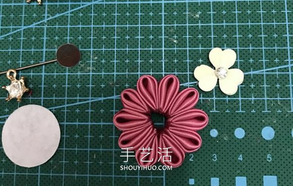 自制花朵形狀的胸針 會用緞帶做花瓣就不難！ -  rpnrmr.com