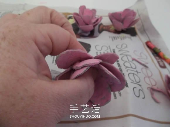 雞蛋保護托廢物利用 手工制作花朵的做法 -  rpnrmr.com