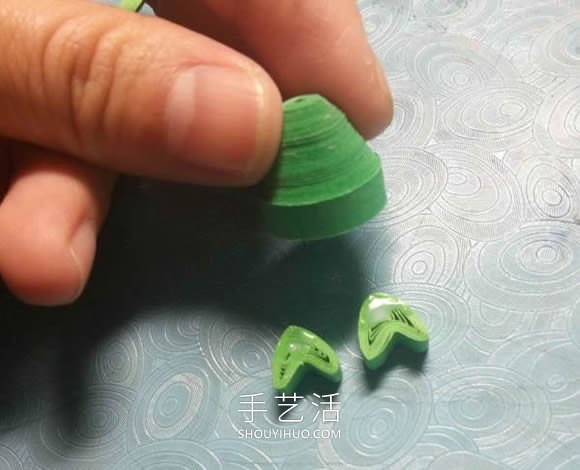 簡(jiǎn)單的衍紙綠色小青蛙手工制作教程 -  rpnrmr.com