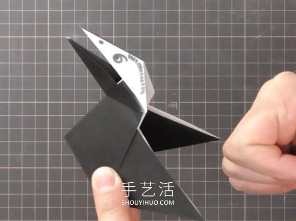 折紙嘴巴會動的烏鴉的折法視頻教程 -  rpnrmr.com