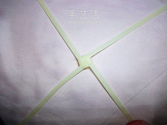 塑料包裝帶編織玫瑰花的方法圖解教程 -  rpnrmr.com