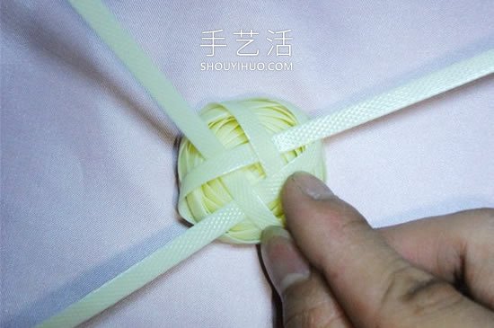 塑料包裝帶編織玫瑰花的方法圖解教程 -  rpnrmr.com