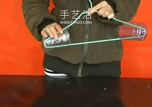 自制無(wú)痕衣架的方法 兩個(gè)塑料瓶就能搞定！ -  rpnrmr.com