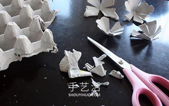 幼兒園手工制作雞蛋托彩色花環(huán)的做法教程 -  rpnrmr.com