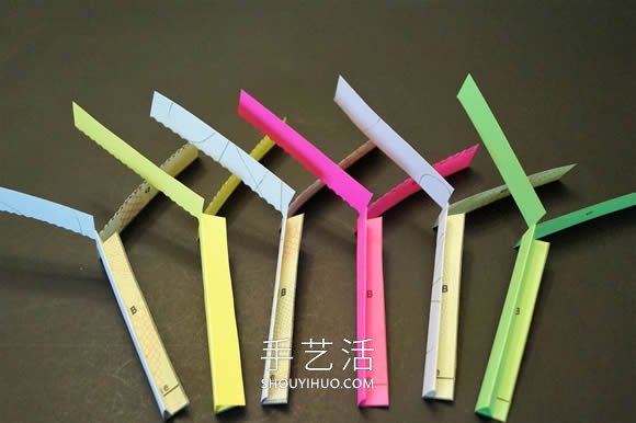 幼兒園用彩紙手工制作旋轉(zhuǎn)飛機的做法教程 -  rpnrmr.com