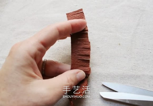 自制皺紋紙橡子和松果掛飾的方法圖解教程 -  rpnrmr.com