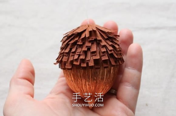 自制皺紋紙橡子和松果掛飾的方法圖解教程 -  rpnrmr.com
