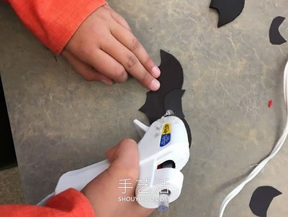 幼兒園手工制作萬圣節(jié)蝙蝠墻飾的做法教程 -  rpnrmr.com