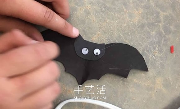 幼兒園手工制作萬圣節(jié)蝙蝠墻飾的做法教程 -  rpnrmr.com