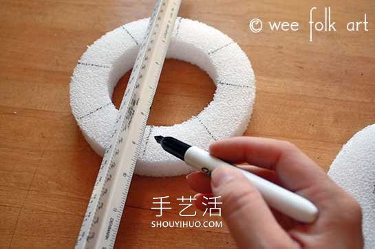 海綿上纏繞紗線 制作漂亮節(jié)日裝飾燭臺(tái)！ -  rpnrmr.com