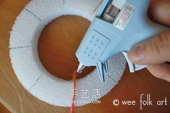 海綿上纏繞紗線 制作漂亮節(jié)日裝飾燭臺(tái)！ -  rpnrmr.com