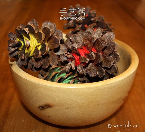 松果上纏繞紗線 超簡單秋天裝飾品的制作方法 -  rpnrmr.com