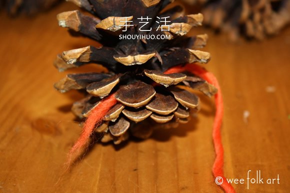 松果上纏繞紗線 超簡單秋天裝飾品的制作方法 -  rpnrmr.com
