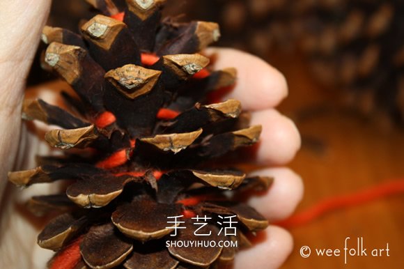 松果上纏繞紗線 超簡單秋天裝飾品的制作方法 -  rpnrmr.com