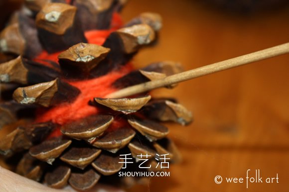 松果上纏繞紗線 超簡單秋天裝飾品的制作方法 -  rpnrmr.com