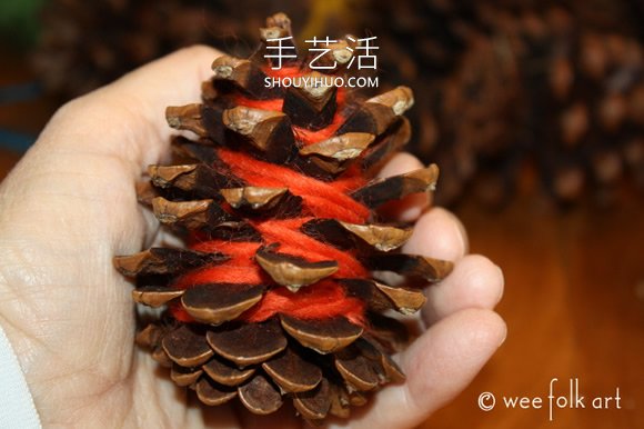 松果上纏繞紗線 超簡單秋天裝飾品的制作方法 -  rpnrmr.com